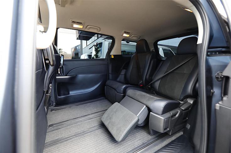  2013 Toyota Estima Aeras 4704