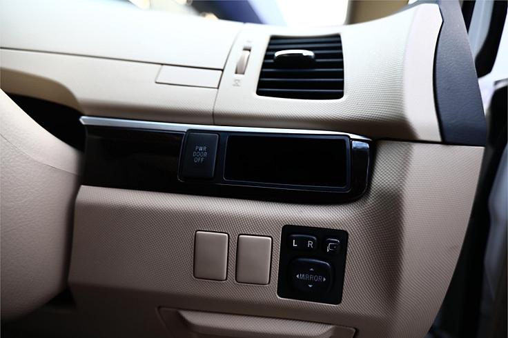  2012 Toyota Estima Aeras [0042]