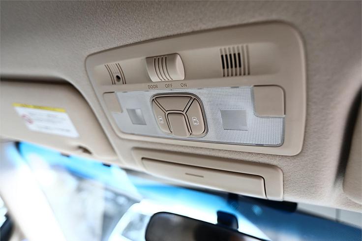  2012 Toyota Estima Aeras [0042]