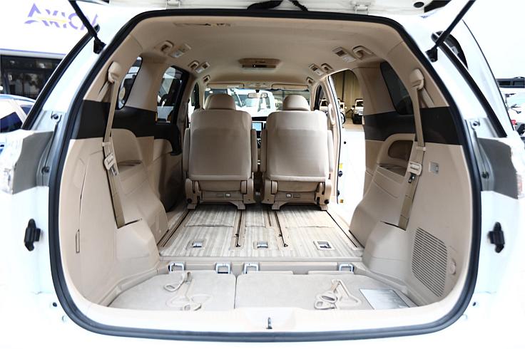  2012 Toyota Estima Aeras [0042]