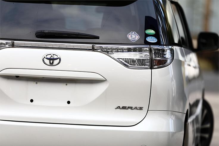  2012 Toyota Estima Aeras [0042]