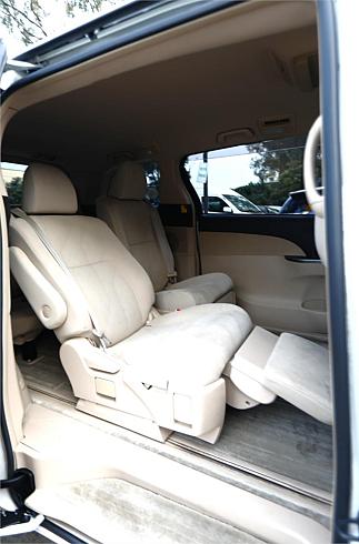  2012 Toyota Estima Aeras [0042]